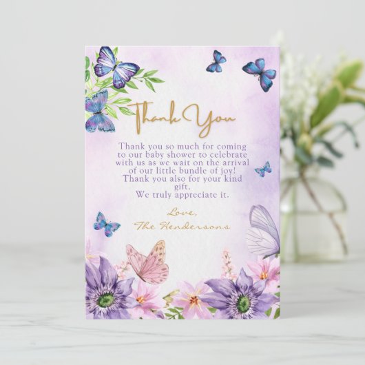 編集可能パープルバタフライガールベビーシャワー サンキューカード (スタンド正面)