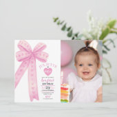 編集可能ピンクボウ最初の女の子誕生日写真 招待状 (スタンド正面)