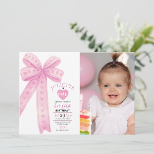 編集可能ピンクボウ最初の女の子誕生日写真 招待状 (スタンド正面)