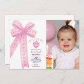 編集可能ピンクボウ最初の女の子誕生日写真 招待状 (正面/裏面)