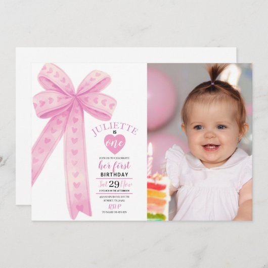 編集可能ピンクボウ最初の女の子誕生日写真 招待状 (正面/裏面)