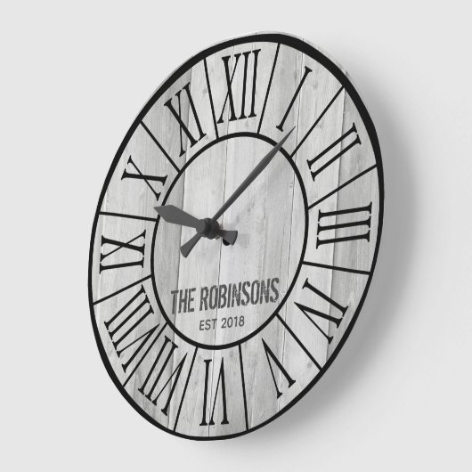 編集可能ファミリーファームハウスクロック – 灰色の木 ラージ壁時計 (傾斜)