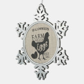 編集可能ファームハウススタイルファミリーファームエッグ スノーフレークピューターオーナメント (右)