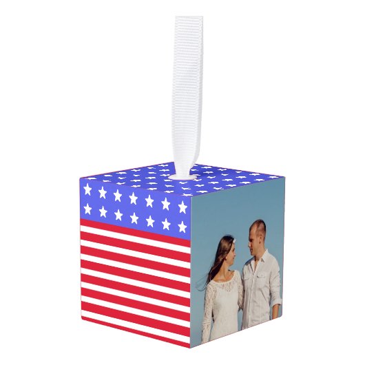 編集可能写真と赤と白ストライプの キューブオーナメント (正面アングル)