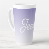 (編集可能)淡い紫の色グラデーションとテキスト カフェラテマグ (左アングル)