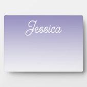 （編集可能）淡い紫の色グラデーションとテキスト フォトプラーク (正面)