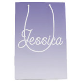（編集可能）淡い紫の色グラデーションとテキスト ミディアムペーパーバッグ (正面)