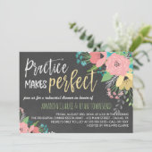 練習が完璧な黒板のリハーサルディナーを作る 招待状 (スタンド正面)