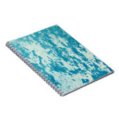 緻密な生地で作られたテクスチャードの青い背景。コン ノートブック (右側)