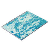 緻密な生地で作られたテクスチャードの青い背景。コン ノートブック (左側)