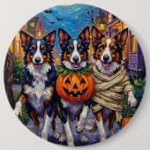 縁どCollie Dogs Trick-or-Treating in Halloween 缶バッジ (正面)