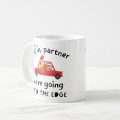 縁の上に コーヒーマグカップ (正面左)