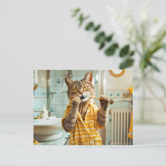 縞模様のパジャマを着た猫が歯を磨くバスルーム シーズンポストカード (スタンド正面)