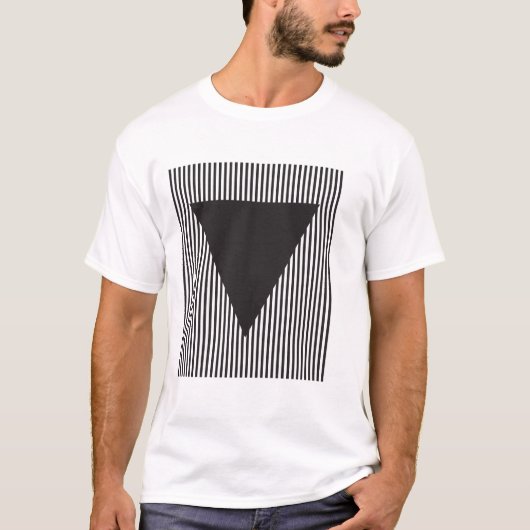 縞模様のフィールド上の逆三角形 Tシャツ (正面)