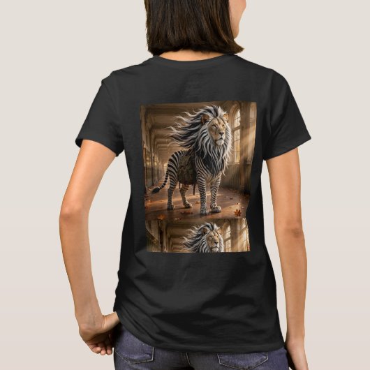 縞模様の学者 | ファンタジー ライオン シマウマ アドベンチャー Tシャツ (裏面)