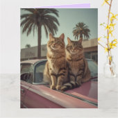 縞模様の猫とピンクのクラシックカーのバースデーグリーティング カード (黄色い花)