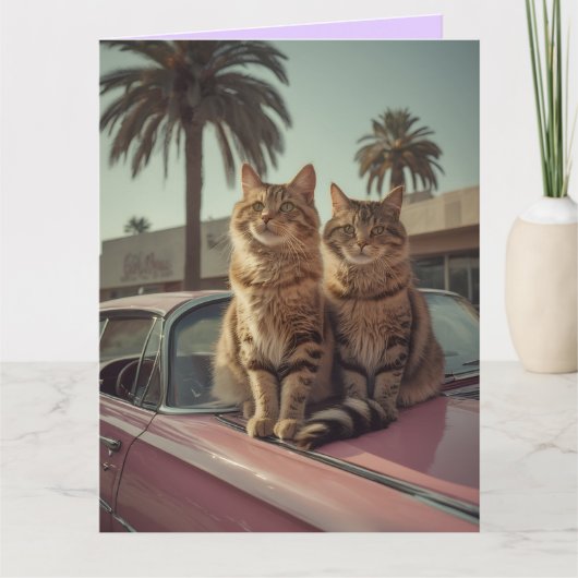 縞模様の猫とピンクのクラシックカーのバースデーグリーティング カード (正面)