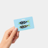 縞模様の移動する魚（どんな色でも）サンダーコーブ バッジ (手持ち)