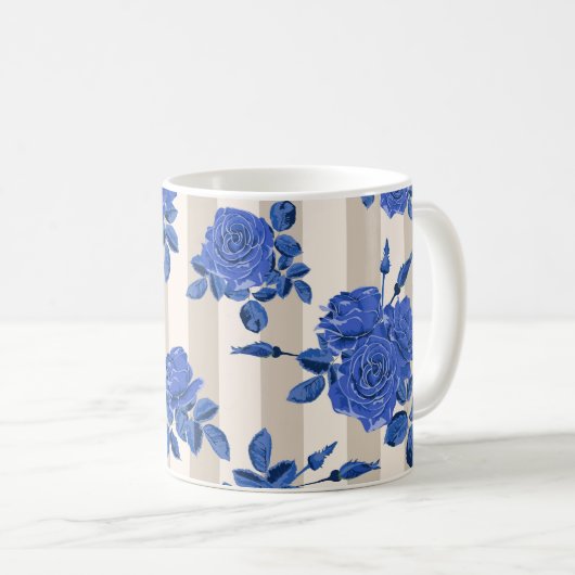 縞模様の背景に青いバラのブーケ コーヒーマグカップ (正面右)
