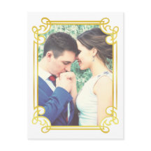 縦にフレームされた婚約中のカップル
