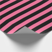 縦のピンクおよび黒いストライプ ラッピングペーパー (角)