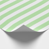 縦の柔らかい緑および白のストライプ ラッピングペーパー (角)