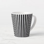 縦型の白黒のストライプ カフェラテマグ (右アングル)