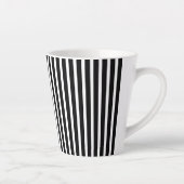 縦型の白黒のストライプ カフェラテマグ (右)