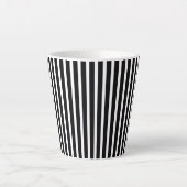 縦型の白黒のストライプ カフェラテマグ (正面)