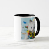 縫いぐるみ人形の子ネコおよび夏期休暇 マグカップ (正面右)