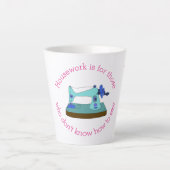 縫い方を知らない人は家事をする カフェラテマグ (正面)