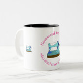 縫い方を知らない人は家事をする ツートーンマグカップ (正面左)