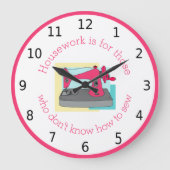 縫い方を知らない人は家事をする ラージ壁時計 (正面)