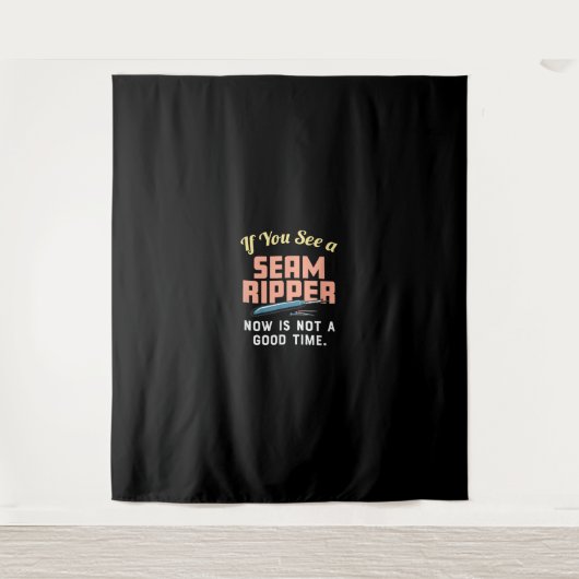 縫い目リッパーを見たら今はタイミングが悪い タペストリー (正面)