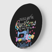 縫い賛美物を作る人は彼らのキルターだ ラージ壁時計 (傾斜)