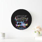 縫い賛美物を作る人は彼らのキルターだ ラージ壁時計 (ホーム)