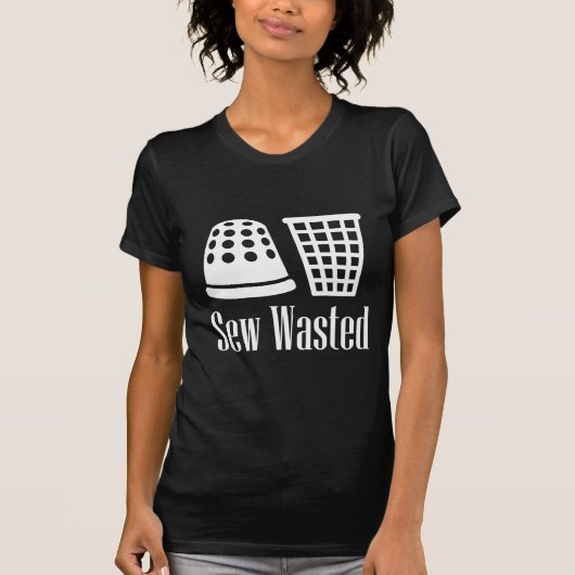 縫うのに夢中でミシンとお酒 Tシャツ (正面)