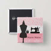 縫うファッションのピンクの花の裁縫婦のドレスメーカー 缶バッジ (正面&裏面)