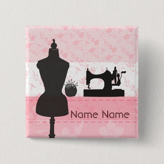 縫うファッションのピンクの花の裁縫婦のドレスメーカー 缶バッジ (正面)