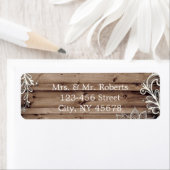 繁栄した渦巻きレース納屋の木造の田舎結婚式 ラベル (インサイチュ)