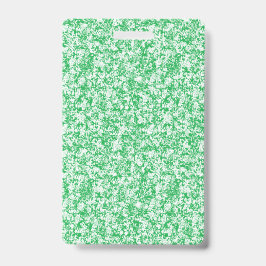 繊細でアーチ状の葉を持つ、緑豊かなシダ バッジ