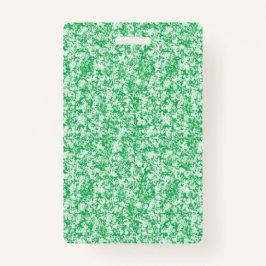 繊細でアーチ状の葉を持つ、緑豊かなシダ バッジ