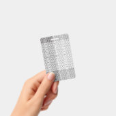 繊細で繰り返されるライトグレーの花のパターン バッジ (手持ち)