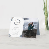 繊細なほこりっぽい離れブルーのモノグラ結婚ムの写真 招待状 (正面)