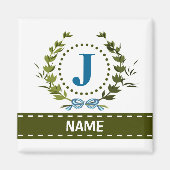 繊細なアイビーの花輪とリボンの名前(イニシャルJ付き) マグネット (正面)