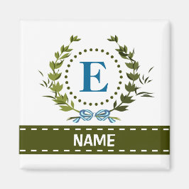 繊細なアイビーの花輪とリボンの名前「E」付き マグネット
