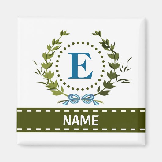 繊細なアイビーの花輪とリボンの名前「E」付き マグネット (正面)