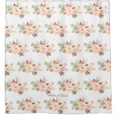 繊細なエレガントピンクの赤面花モノグラム シャワーカーテン (正面)