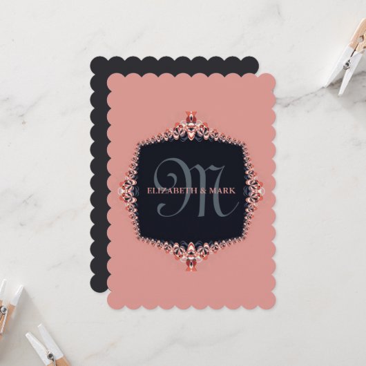 繊細なオーキッドピンクのモノグラム結婚式招待状 招待状 (正面/裏面インサイチュ)