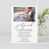 繊細なカリグラフィー写真 延期結婚式カード セーブザデート (スタンド正面)